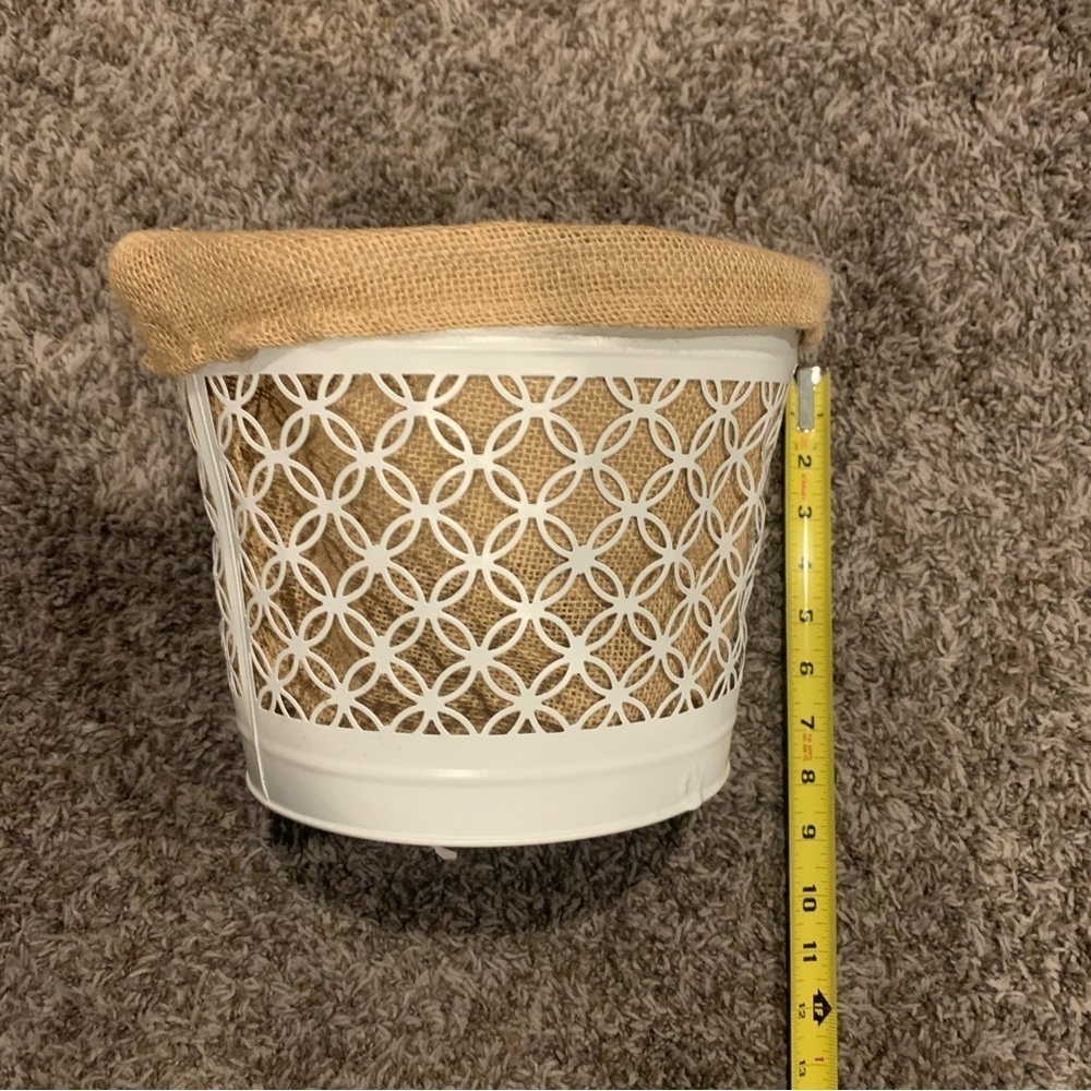 Metal basket with burlap liner
